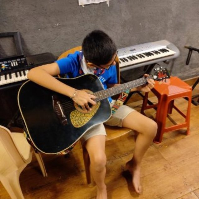 Glorious Music School | Guitar classes in Dadar