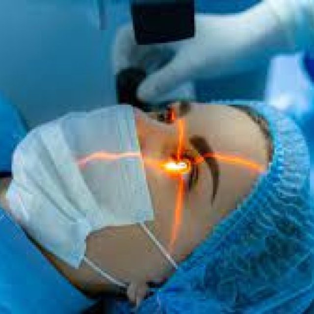 Best laser surgery for cataract in Delhi